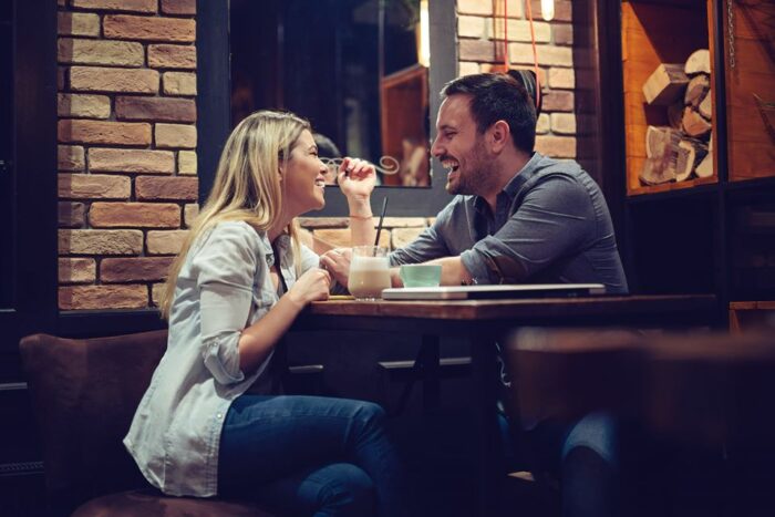 Onzekerheid bij het daten: lees hier onze tips om ontspannen te daten.